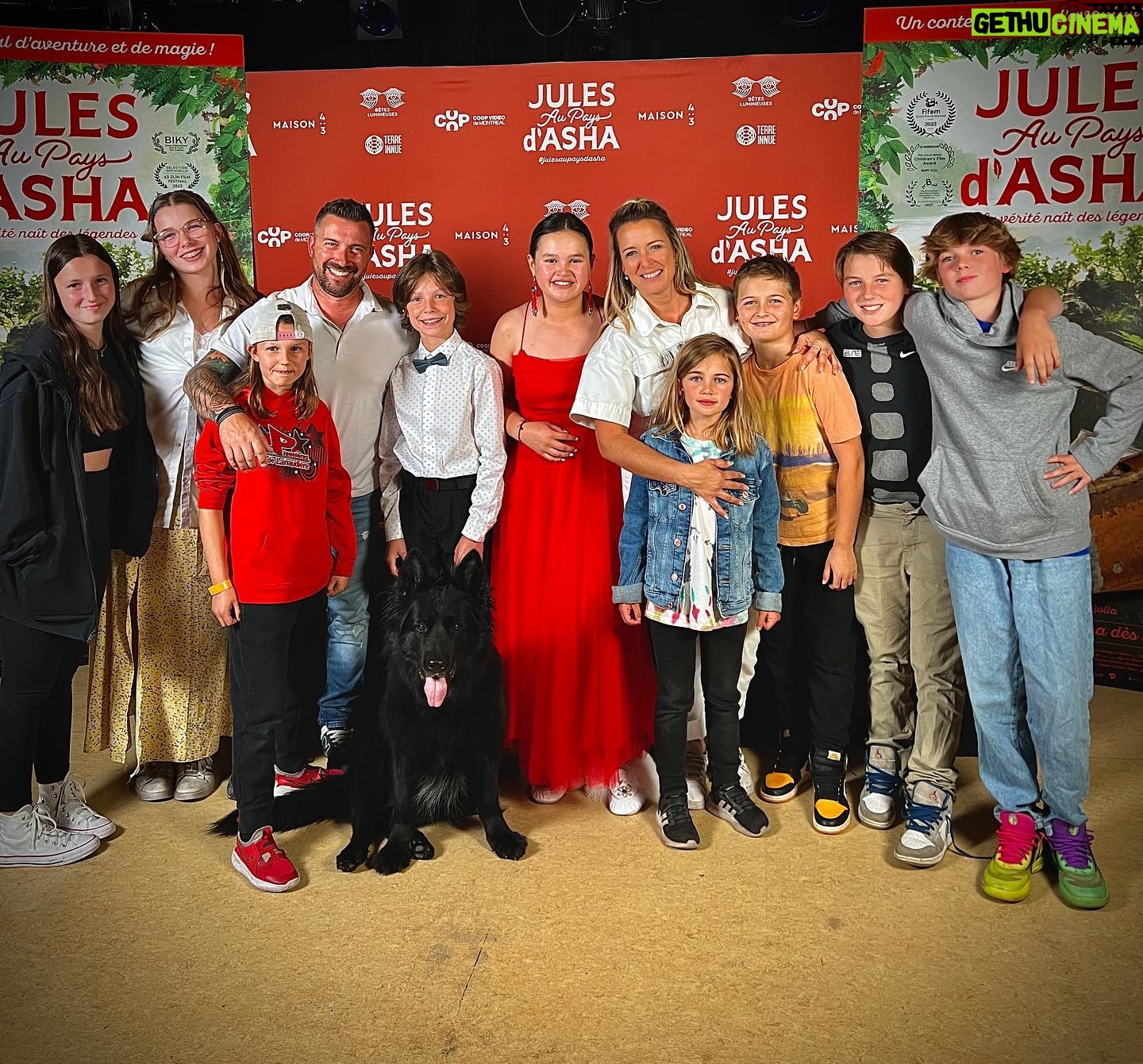 Julie Houle - 325 Likes - Tapis rouge pour la première de Jules au pays d’Asha, un beau film ou l’amitié et la magie opèrent! Une belle sortie en famille pour nous, les enfants étaient bien content de recontrer les 2 acteurs principaux et de flatter le vrai chien du film! @gabyjourdain_ @alexdupras_ @chadcommunications @maison4tiers @bernardgrenon En salle dès le 7 juillet!