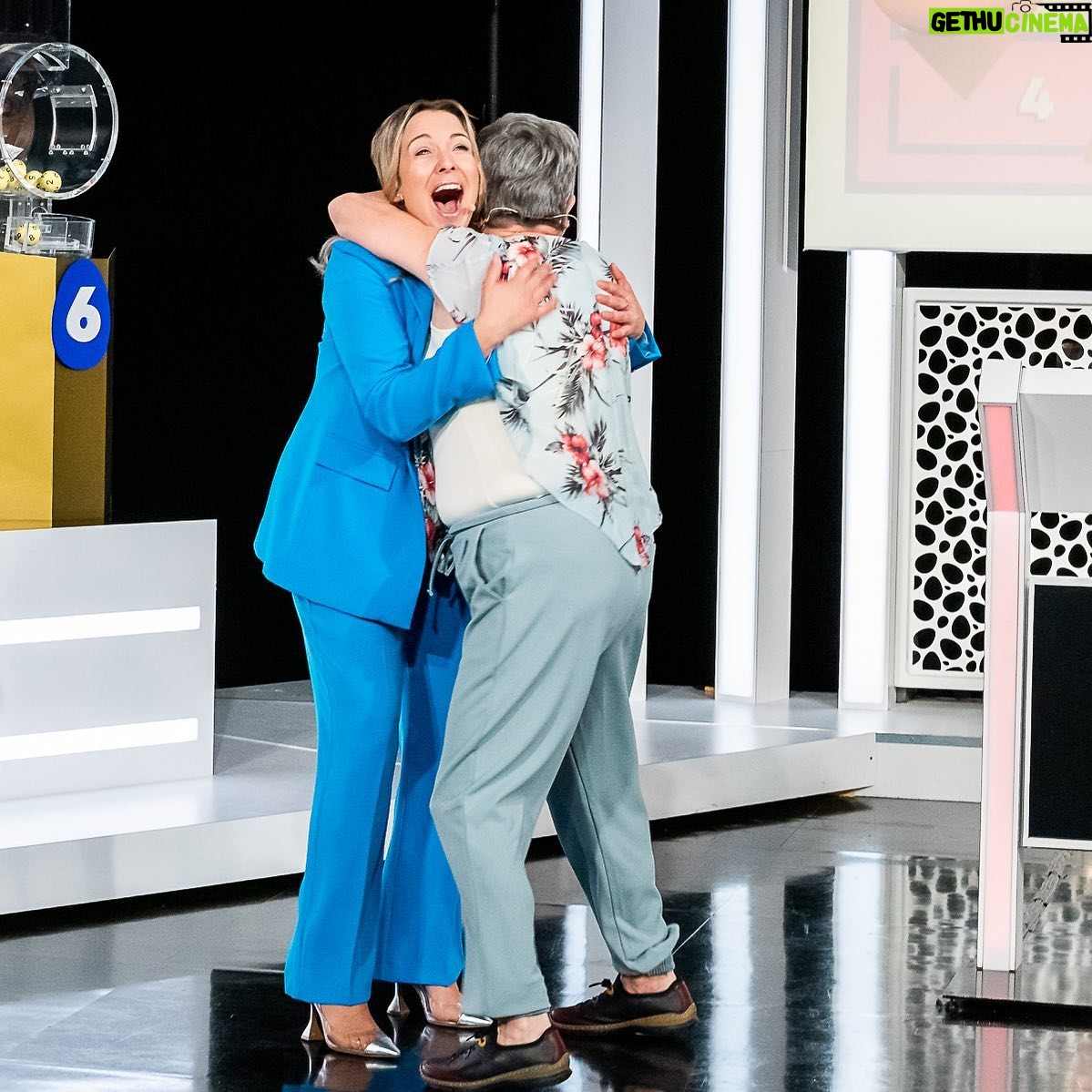 Julie Houle - 325 Likes - Renée Piette m’a prise par surprise lorsqu’elle a quitté son lutrin pour venir me rejoindre!
Elle venait de trouver 3 œufs et passait au jeu suivant de l’œuf ou l’enveloppe!
Merci madame Piette pour ce moment mémorable! @lotoquebec_officiel @loteries_lotoquebec @tvareseau 📸 @marie.soleil.cloutier