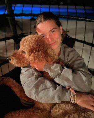 Julie Houle Instagram - Pendant 2 secondes je pensais aussi que c’était moi. 🤣✌🏼

#001 💞   Angus 🐕🤎 #friday #chienchien #goldendoodle #mypuppie