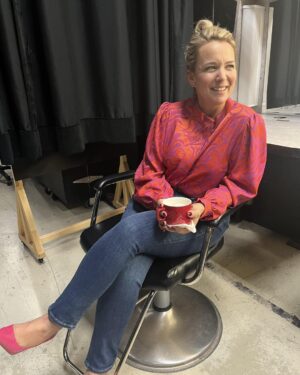 Julie Houle Instagram - Mercredi, merci à Lyne, Nancie et Regis pour le maquillage et les cheveux et à Suzanne, habilleuse. 

Les vêtements prêtés par @boutiquemarkus 🫶🏼