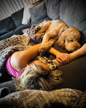 Julie Houle Instagram - Toujours un peu entrain de dormir collé (ou carrément embarqué) sur quelqu’un. 

🫶🏼🐕😍🤎