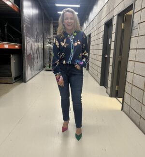 Julie Houle Instagram - Bon, vous ne les verrez pas à la télé, mais choisissez donc les chaussures pour ce soir Le Tricheur 18h30 😂👠 rose ou vert? 🩷💚 (blouse et jeans : @boutiquemarkus )
