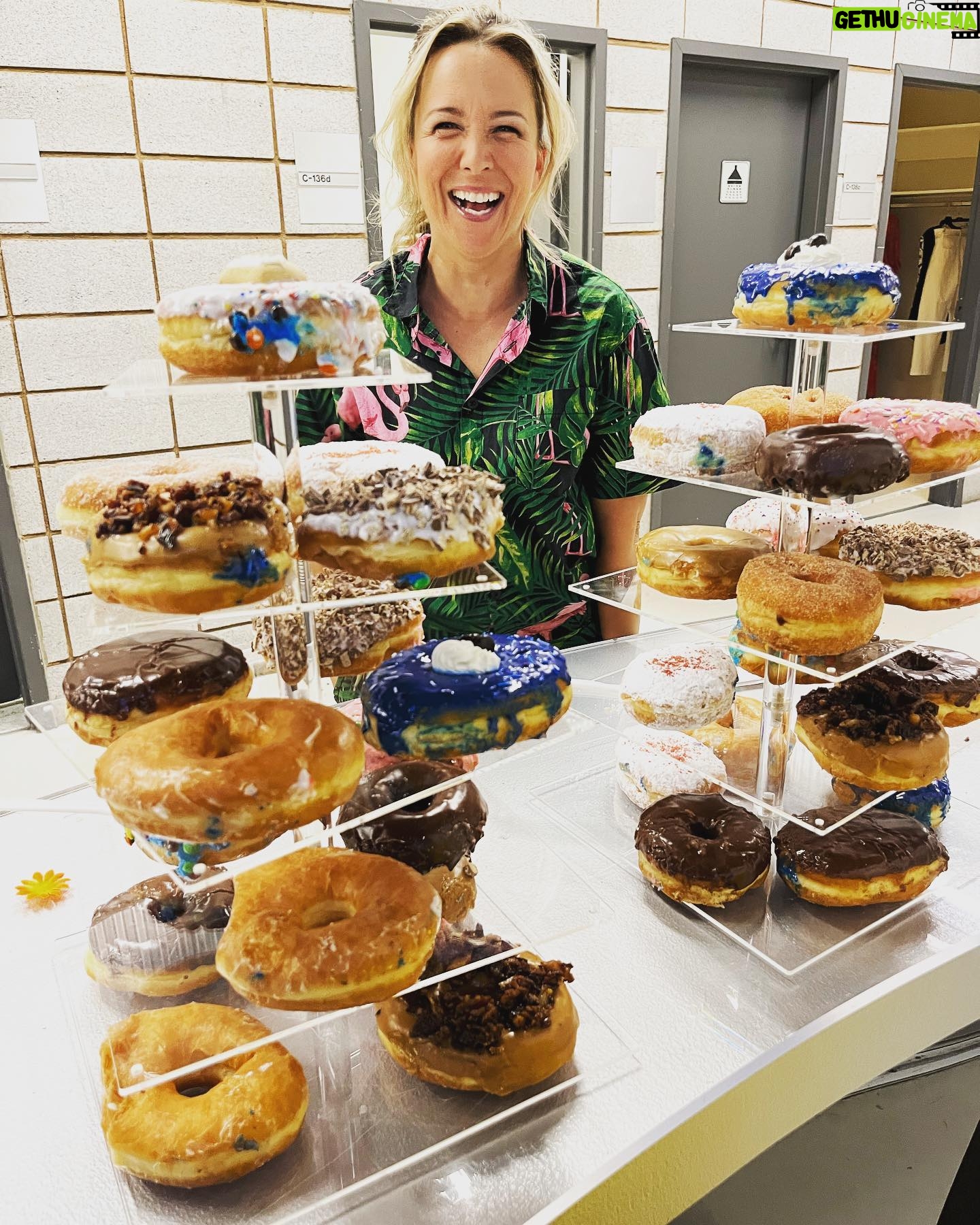 Julie Houle - 388 Likes - Merci pour vos beaux messages à l’occasion de mon 41e anniversaire! Je suis soufflée par vos messages! 🫶🏼
Merci @sebbenoit72 pour les 🍩 @berniebeigne
