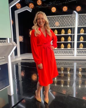 Julie Houle Instagram - Look du jour #lapouletva déniché chez @zeroneutre par Sylvie Longpré @tvareseau ! Très hâte de vous retrouver ce soir, exceptionnellement avec 2 acolytes remplaçants! Qui est-ce? 📸 @carl_desjardins DIMANCHE 17h30