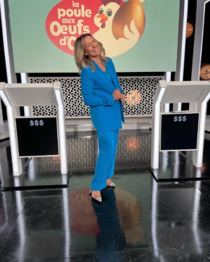 Julie Houle Instagram - Notre version du printemps… ou de la schtroumpfette, c’est selon! 💙🪺 @boutiquemarkus 

Chevelure de feu: @gilbertboudreault
Maquillage : @val_makeup77 
@tvareseau 17h30
@lotoquebec_officiel  La Poule aux oeufs d'or