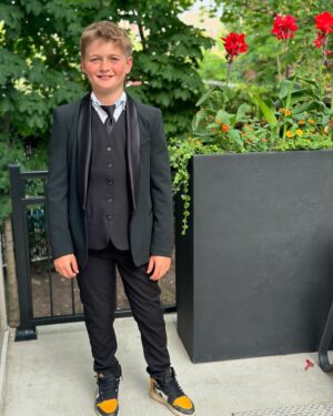 Julie Houle Instagram - 3 gradués pour notre belle grande famille recomposée! Mon #003, finissant 6e année et les deux filles à mon amoureux terminent le primaire et le secondaire! 

Nos 7 enfants ont eu leurs défis, leurs succès, leurs petits bonheurs et leurs écoeurantites 😂! 

Merci aux enseignantes et enseignants qui ont accompagné leurs parcours! 

De notre famille à la vôtre, bon été! 👨🏼‍🎓👩🏻‍🎓👩🏻‍🎓☀️ ♥️ @bernardgrenon