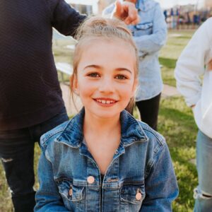 Julie Houle Instagram - Ma p’tite dernière. Ma quatrième. 🤩

Celle qui, avec son fort caractère, son attitude et sa personnalité flamboyante, nous fait dire qu’on s’ennuie jamais.😳

Avec autant de désinvolture, j’ai longtemps pensé qu’elle voulait s’assurer que la famille ne s’agrandisse plus… finalement, en ajoutant 2 demies-sœurs et un demi-frère, la famille s’est agrandie malgré elle! 😂 

…mais, elle est et restera toujours mon bébé, ma belle Florence 😍 

7 ans -même si tu penses que tu as 17-.

Bonne fête! 

Maman xx☀️

Photo: @merompre 😍