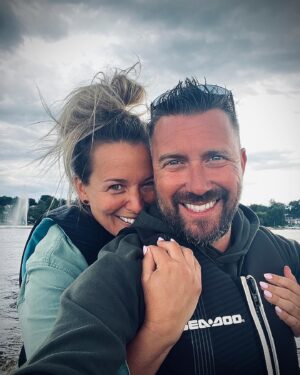 Julie Houle Instagram - Lui. La première personne à qui je pense en me levant, ma dernière pensée en me couchant. Lui qui me fait rire à m’époumoner, pour qui je ferais des kilomètres que pour l’embrasser. Lui. Que j’aime souriant ou grognon. Lui. Qui me complète et me comprends. Lui.
Le fêté aujourd’hui. Bonne fête à mon amoureux d’amour que j’aime (oui je sais c’est beaucoup d’amour)! Lui. Mon cow-boy, mon surfeur, mon musicien, le coach le plus sexy et le meilleur ami à Angus. ♥️🫶🏼🐕👩🏼‍❤️‍💋‍👨🏼