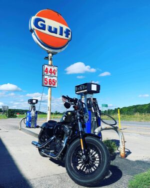 Julie Houle Instagram - Quand mon chum m’a proposé de suivre des cours de moto avec lui au printemps 2022, je suis partie à rire (je pensais qu’il niaisait). 😜

Quand j’ai réalisé qu’il était sérieux, j’ai été estomaquée qu’il puisse penser que je pouvais conduire une moto. L’idée a fait son chemin… Quelques minutes où j’ai rêvassé en m’imaginant « back seat » qui se sont rapidement transformées en images de moi, conduisant ma propre moto. 🤗

Intenses comme nous sommes, rapidement les cours se sont enchaînés. J’ai rushé, j’ai eu peur, j’ai braillé, j’ai persévéré (il m’a encouragé, supporté et parfois m’a juste laissé respirer.) Nous avons acheté des motos et passé nos permis (oui dans cet ordre-là, je viens d’écrire qu’on est intense 🤣) 

J’ai aimé toutes mes rides. J’ai apprivoisé les différentes météos, le vent, les routes et j’en ai surtout beaucoup appris sur moi-même, mes capacités, mes limites, mes limitations surtout. 🙄

Des fois vous pouvez insuffler une confiance encore insoupçonnée à quelqu’un en croyant en lui. C’est ce que mon chum a fait quand j’ai répondu que je n’avais pas assez confiance en moi pour conduire une moto. Sa réponse à mon égard a changé toute la perception que j’avais de moi-même. 🫶🏼

Merci mon meilleur partner de « toute » prête pour une nouvelle saison! ♥️ @bernardgrenon 🏍️ 📸 @nad.petra
