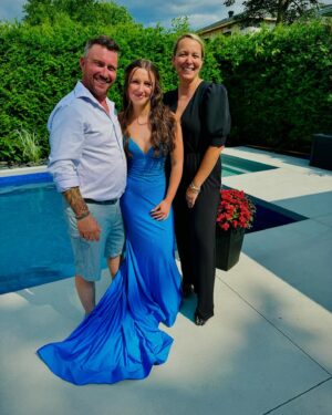 Julie Houle Instagram - 3 gradués pour notre belle grande famille recomposée! Mon #003, finissant 6e année et les deux filles à mon amoureux terminent le primaire et le secondaire! 

Nos 7 enfants ont eu leurs défis, leurs succès, leurs petits bonheurs et leurs écoeurantites 😂! 

Merci aux enseignantes et enseignants qui ont accompagné leurs parcours! 

De notre famille à la vôtre, bon été! 👨🏼‍🎓👩🏻‍🎓👩🏻‍🎓☀️ ♥️ @bernardgrenon