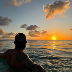 Julie Houle Instagram - Curaçao j’ai tout aimé de toi! 🇨🇼 

☀️🏖️🌊🦀 🤿 🪸🐠🐡🐙🚗🐢🌅

Tes paysages, tes eaux transparentes, nos plongées en apnée, tes coraux, tes poissons, nos parfaites petites rides de Jeep improvisées, les amis, la bouffe, on a même nagé avec les tortues! …et par dessus tout, j’ai dit oui! 💍 @bernardgrenon je suis extrêmement touchée que tu veuilles faire de moi ton épouse! 

♥️Je t’aime plus que tout! (PS.: les enfants font demander …quand est-ce qu’on se marie?…😅🤣) 👰🏼‍♀️🤵🏼