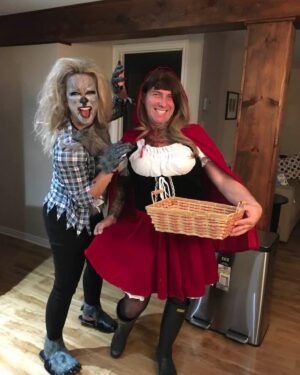 Julie Houle Instagram - …on cherchait un concept de couple, ça aurait été très cliché que je sois le chaperon rouge et qu’il soit le grand méchant loup…. Faque je lui ai dit « ça serait encore plus drôle que tu sois le petit chaperon » et évidemment il a embarqué à 100%! 🤣

Je vous souhaite de trouver quelqu’un avec qui s’est jamais ennuyant 🙃✌🏼😆❤️‍🔥

@bernardgrenon ♥️💋 facile de t’aimer pour ça je pis pour tout-e! 

merci pour le magnifique maquillage à celle qui a tous les talents @val_makeup77 🐺😍 #halloween #halloweencostume #halloweencouple #halloweencouplecostume #loupgarou #grandmechantloup #chaperonrouge #lovers #deguisement #trickortreat