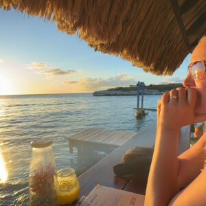 Julie Houle Instagram - Curaçao j’ai tout aimé de toi! 🇨🇼 

☀️🏖️🌊🦀 🤿 🪸🐠🐡🐙🚗🐢🌅

Tes paysages, tes eaux transparentes, nos plongées en apnée, tes coraux, tes poissons, nos parfaites petites rides de Jeep improvisées, les amis, la bouffe, on a même nagé avec les tortues! …et par dessus tout, j’ai dit oui! 💍 @bernardgrenon je suis extrêmement touchée que tu veuilles faire de moi ton épouse! 

♥️Je t’aime plus que tout! (PS.: les enfants font demander …quand est-ce qu’on se marie?…😅🤣) 👰🏼‍♀️🤵🏼