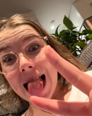 Julie Houle Instagram - Mon ado. Celle par qui j’ai obtenu pour la première fois le titre de maman. Celle qui me fait réaliser avec ses frères et sa soeur que c’est certes le plus beau titre, mais aussi le plus challengeant. Je vous souhaite tous une Rose-Marie dans vos vies, mature, attachante, douce et intelligente. Bonne fête ma chérie! #001 #14ans (plus tu swippes, plus c’est glorieux 🤣) #birthdaygirl👑 #bonnefete
