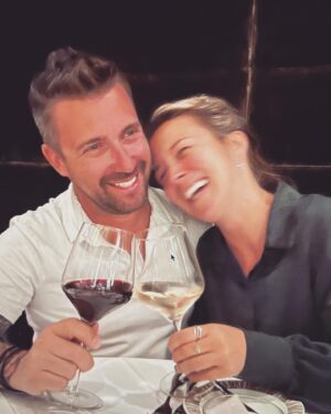 Julie Houle Instagram - Oui, j’ai choisi une photo floue, mais rien de plus clair que l’amour qui s’en dégage 😉🥰😍💋 ♥️ @bernardgrenon #stvalentin #lovers