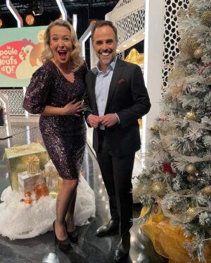 Julie Houle Instagram - Un dernier show en 2022! Gros lot de 325 000$! 6 gagnants festifs! On a hâte de vous retrouver, ce soir, dimanche, 17h30 @tvareseau (nous serons ensuite de retour le dimanche 22 janvier 2023! Bon congé des fêtes à toute notre équipe @lotoquebec_officiel ) 🎅🏼🐔💛 📸 @carl_desjardins