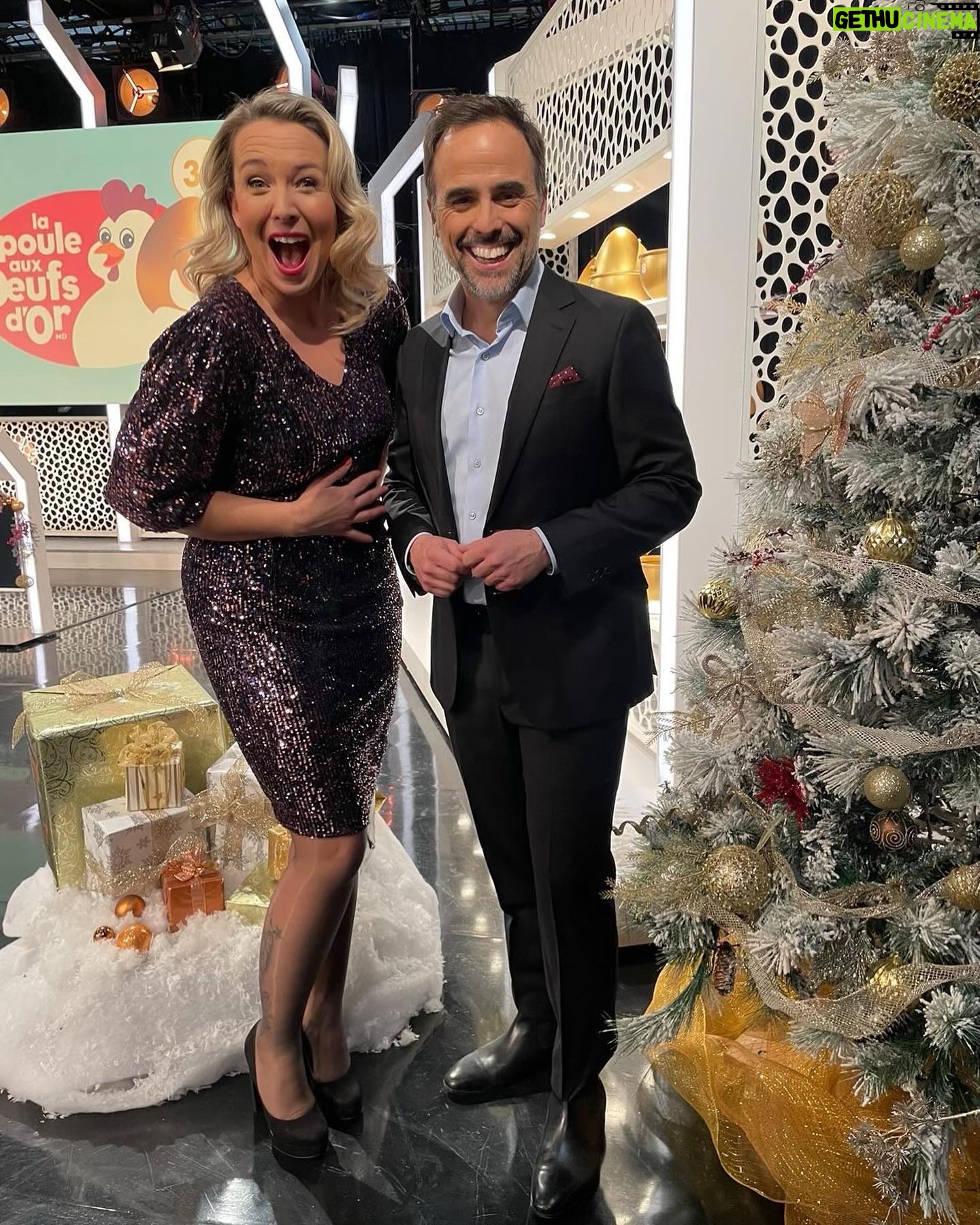 Julie Houle - 342 Likes - Un dernier show en 2022! Gros lot de 325 000$! 6 gagnants festifs! On a hâte de vous retrouver, ce soir, dimanche, 17h30 @tvareseau (nous serons ensuite de retour le dimanche 22 janvier 2023! Bon congé des fêtes à toute notre équipe @lotoquebec_officiel ) 🎅🏼🐔💛 📸 @carl_desjardins