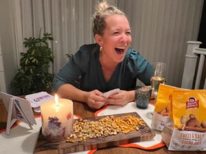 Julie Houle Instagram - ** Novembre est souvent synonyme de temps gris et de fatigue. Pour moi, le meilleur remède est de passer du temps en bonne compagnie, dans le plaisir et dans le rire! :) Ça tombe bien, Krispy Kernels, une entreprise familiale 100% québécoise, a pensé à vous et à moi en créant les nouveaux produits mélange 5 à 7 ! Des mélanges cocktails, disponibles en épicerie, qui deviendront rapidement des incontournables pour une réception en famille ou entre amis! Perso, on a passé un fabuleux apéro entre amis et on a aussi adoré les produits! 

**En collaboration avec Krispy Kernels, je vous invite à participer à un concours pour courir la chance de gagner votre boite-cadeau Krispy Kernels. Dites-moi avec qui vous aimeriez partager un moment de plaisir. Une boîte-cadeau incluant des produits Krispy Kernels et tout le nécessaire pour créer une belle ambiance sera envoyée à une personne chanceuse! (Note: Un seul cadeau pour mes abonnés des 2 plateformes IG et FB le gagnant sera connu le 2 décembre 2022)
 @krispy_kernels  #achatlocal #alimentsqc