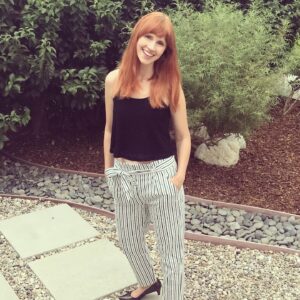 Julie McNiven Instagram - Comfy, casual, high waist #nowgenxkohls pants! Even threw on a wee kitten heel! 🐱 ❤️❤️❤️
.
Link in stories 
@kohls @nowandgen 
.
📸 by Tasman
