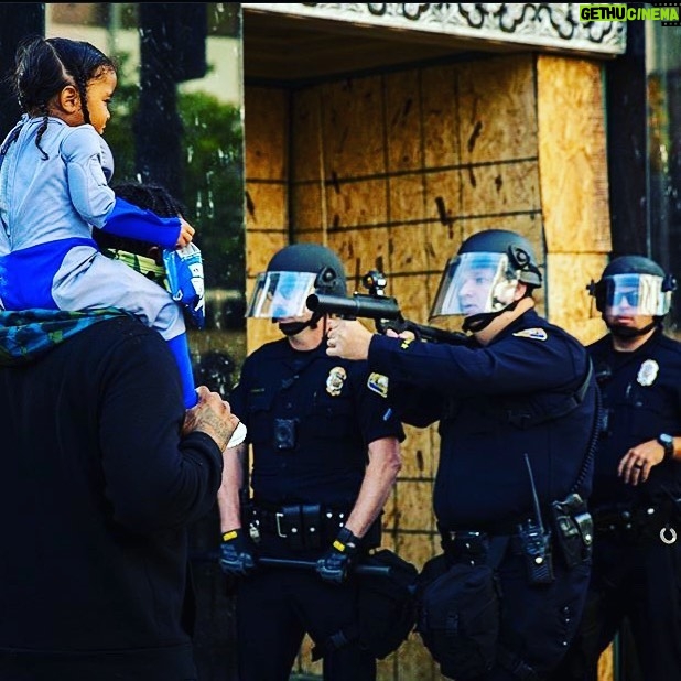 Julie McNiven - 739 Likes - #blacklivesmatter .
šø by @richardgrant88