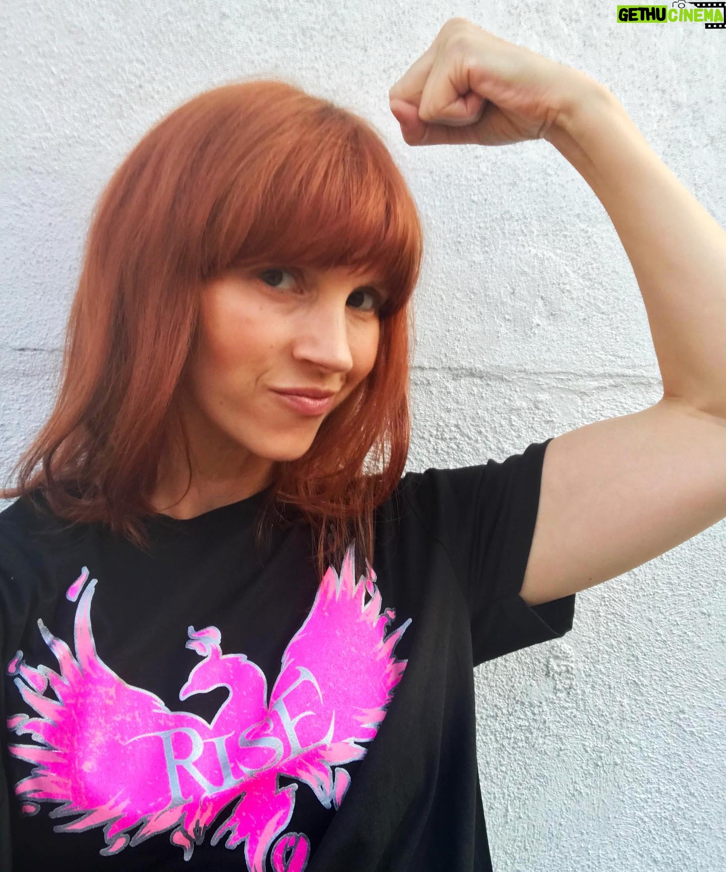 Julie McNiven - 2.2K Likes - #Rise with me and get your tee #ForSam and for women everywhere battling breast cancer! We can do it 💪 shopstands.com
-Love you @samsmithgrams 😘❤️#SPNFamily #SPN
