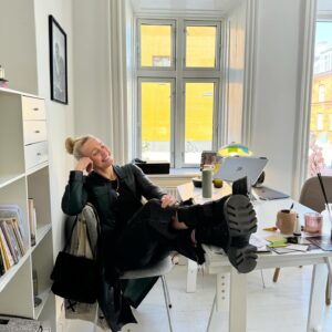 Julie R. Ølgaard Instagram - Følelsen når man har trykket SEND på en stor ansøgning - og faktisk kom i mål…hele 16 min før tid 🙌🏻❤️‍🔥 Tak til verdens sejeste team @johanne_bie @anlo @saradockir 🫶🏻 @hitheroproductions