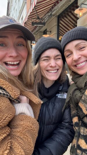 Julie R. Ølgaard Instagram - Tid med MINE MENNESKER 🫶🏻 At ha to som Laura og Neel at følges med gennem livet, er uvurderligt! 
2 timer i deres selskab, og jeg er ladet op til ALT! 
I er de bedste af de bedste og jeg ❤️ jer helt ind til knoglerne @lauraelisabethchristensen @neelronholt 🙌🏻