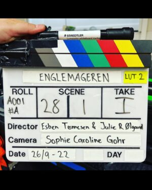 Julie R. Ølgaard Instagram - WE DID IT!!!…var den følelse jeg stod med for præcis et år siden i dag, da “Englemageren” havde premiere i de danske biografer. Det er vildt at tænke på, at der er gået et år! Det føles både som om det er gået vanvittigt hurtigt, fordi der er sket SÅ mange ting, men samtidig føles den tid også som om den ligger flere år tilbage!
Det var en no doubt en af de hårdeste, men også bedste oplevelser jeg har haft arbejdesmæssigt - som altid vil have en helt speciel plads i mit hjerte. Det var vild tid og jeg fik i den grad nogle knubs (det får man når man kaster sig ud i på nye eventyr og går forrest) men jeg var heldigvis omringet af nogle virkelig gode mennesker, som min partner in crime @esbentonnesen - og resten af vores kreative hold 🫶🏻 Tak for alt jeres gode respons og modtagelse af vores film - vi glæder os til at vise jer mange flere i fremtiden 🎬