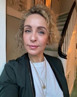 Julie R. Ølgaard Instagram - GREAT NEWS🙌🏻 I dag startede jeg optagelser som vært på et nyt program til DR1…jeg glæder mig helt vildt…også til at løfte sløret for hvad vi går og laver…men det bliver fint og godt, tør jeg godt røbe ✨ @dr1tv