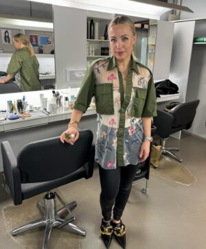 Julie R. Ølgaard Instagram - Et par dejlige og lange dage i Århus er ovre, og vi er nu ca halvvejs i optagelserne til det nye program jeg er vært på, som vi glæder os meget til at vise jer på @dr1tv til august 💃🏼