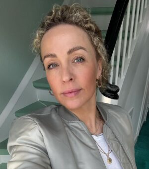 Julie R. Ølgaard Instagram - Jeg kommer vidt omkring i disse dage. Vi er på optagelse til et nyt program jeg er vært på, som jeg glæder mig så meget til at vise jer. I dag gik turen til Albertslund, og det blev en sand trip down memory lane…for nogle af os i hvertfald. En KOLD (det føles ik super meget som forår når man optager udenfor pt - jeg ved godt at solen skinner - og tak for det - men nogen har glemt at fortælle vinden at den gerne må slappe lidt af nu…!) men virkelig fin dag ✨ Ps. Find fotograferne …