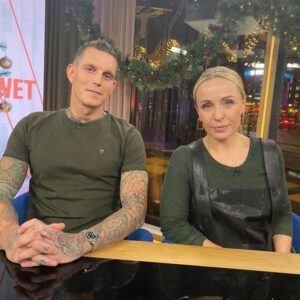 Julie R. Ølgaard Instagram - I @aftenshowet_dr og tale jul og @julegaveregn som er en fantastisk non-profit organisation der støtter udsatte børn, hvor alle penge går ubeskåret til at ca 2000 børn kan få specifikke gaver, valgt specielt til dem, og dermed være med til at give de børn en varm og god jul ❤️ Sammen med seje @danielagger22 og hans @theaggerfoundation som også gør et fantastisk arbejde 🙌🏻 Lad os alle gøre lidt ekstra for andre, især hvis man selv er heldig nok til at have overskud - og specielt i denne tid❤️