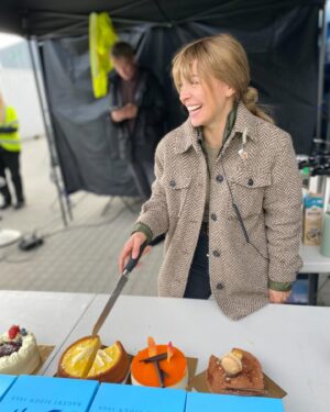 Julie R. Ølgaard Instagram - WE DID IT!!!…var den følelse jeg stod med for præcis et år siden i dag, da “Englemageren” havde premiere i de danske biografer. Det er vildt at tænke på, at der er gået et år! Det føles både som om det er gået vanvittigt hurtigt, fordi der er sket SÅ mange ting, men samtidig føles den tid også som om den ligger flere år tilbage!
Det var en no doubt en af de hårdeste, men også bedste oplevelser jeg har haft arbejdesmæssigt - som altid vil have en helt speciel plads i mit hjerte. Det var vild tid og jeg fik i den grad nogle knubs (det får man når man kaster sig ud i på nye eventyr og går forrest) men jeg var heldigvis omringet af nogle virkelig gode mennesker, som min partner in crime @esbentonnesen - og resten af vores kreative hold 🫶🏻 Tak for alt jeres gode respons og modtagelse af vores film - vi glæder os til at vise jer mange flere i fremtiden 🎬
