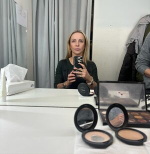 Julie R. Ølgaard Instagram - I @aftenshowet_dr og tale jul og @julegaveregn som er en fantastisk non-profit organisation der støtter udsatte børn, hvor alle penge går ubeskåret til at ca 2000 børn kan få specifikke gaver, valgt specielt til dem, og dermed være med til at give de børn en varm og god jul ❤️ Sammen med seje @danielagger22 og hans @theaggerfoundation som også gør et fantastisk arbejde 🙌🏻 Lad os alle gøre lidt ekstra for andre, især hvis man selv er heldig nok til at have overskud - og specielt i denne tid❤️
