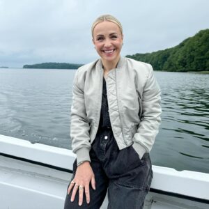 Julie R. Ølgaard Instagram - Så er alle optagelserne i hus til vores nye program 🎥 Det har været en fest at lave med verdens sejeste hold - og jeg er virkelig spændt på at se resultatet - og ikke mindst til at vise jer det. Kommer på @dr1tv til efteråret 🔥