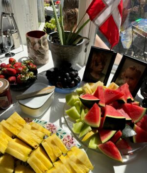 Julie R. Ølgaard Instagram - Verdens bedste Cooper 7 år i dag🇩🇰 Kæmpe hurra og tak fordi du blev lige netop min dreng 🫶🏻 
Weekenden har stået på dobbelt fejring med familie, venner og masser af børn - og alt hvad der dertil hører❤️ (samt overdådigt flotte kager og boller fra @bodenhoff_officiel - til dem der kunne tro jeg selv havde lavet dem = ingen 😂) #reklame // tags
Vi har to lykkelige børn og er to rimelig trætte forældre - men fulde af 🫶🏻
@chokolade_muus
