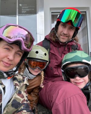 Julie R. Ølgaard Instagram - Selvom jeg er afsted med hele familien, er der dog INGEN tvivl om hvem det største legebarn er, når det kommer til ski ⛷️ Gustav har rejst hele verden rundt og boet i alt fra USA til Australien for at stå World Cup i pukkelpist, og i mange år var ski alt for ham. Selvom han han lagt det liv bag sig (og hans knæ har måtte betale prisen) så betyder ski stadig virkelig meget for ham 🫶🏻 Jeg elsker det! Han kan være så målrettet og fokuseret i hverdagen, og det er derfor en fest at se ham folde sig ud i sneen⛷️ Afterski er selvfølgelig ikke helt det samme med kiddos, men lige den del var nok os mest noget jeg gjorde mig i… 💃🏼🍻 @chokolade_muus #mogul #pukler #pukkelpist #ski