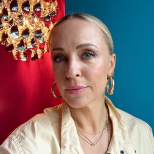 Julie R. Ølgaard Instagram - Mine arbejdsdage er vidt forskellige for tiden - og jeg løber stærkt, men det er faktisk sådan jeg bedst kan lide det. Den ene dag sidder jeg på kontoret og prøver at få tingene til at ske, den næste dag er jeg vært på DR og i morgen skal jeg pitche min næste spillefilm💪🏻 Der er aldrig to dage der er ens og det er hårdt arbejde…men jeg elsker det. Det at løbe stærkt giver mig overskud - også når jeg er hjemme, så det er win win for alle (håber jeg 🤣🙈)