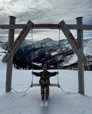 Julie R. Ølgaard Instagram - Selvom jeg er afsted med hele familien, er der dog INGEN tvivl om hvem det største legebarn er, når det kommer til ski ⛷️ Gustav har rejst hele verden rundt og boet i alt fra USA til Australien for at stå World Cup i pukkelpist, og i mange år var ski alt for ham. Selvom han han lagt det liv bag sig (og hans knæ har måtte betale prisen) så betyder ski stadig virkelig meget for ham 🫶🏻 Jeg elsker det! Han kan være så målrettet og fokuseret i hverdagen, og det er derfor en fest at se ham folde sig ud i sneen⛷️ Afterski er selvfølgelig ikke helt det samme med kiddos, men lige den del var nok os mest noget jeg gjorde mig i… 💃🏼🍻 @chokolade_muus #mogul #pukler #pukkelpist #ski