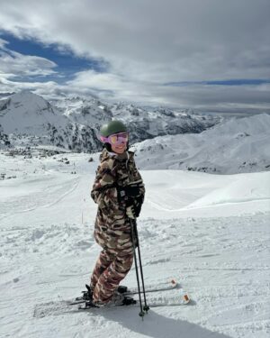 Julie R. Ølgaard Instagram - Selvom jeg er afsted med hele familien, er der dog INGEN tvivl om hvem det største legebarn er, når det kommer til ski ⛷️ Gustav har rejst hele verden rundt og boet i alt fra USA til Australien for at stå World Cup i pukkelpist, og i mange år var ski alt for ham. Selvom han han lagt det liv bag sig (og hans knæ har måtte betale prisen) så betyder ski stadig virkelig meget for ham 🫶🏻 Jeg elsker det! Han kan være så målrettet og fokuseret i hverdagen, og det er derfor en fest at se ham folde sig ud i sneen⛷️ Afterski er selvfølgelig ikke helt det samme med kiddos, men lige den del var nok os mest noget jeg gjorde mig i… 💃🏼🍻 @chokolade_muus #mogul #pukler #pukkelpist #ski