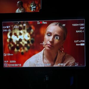 Julie R. Ølgaard Instagram - Mine arbejdsdage er vidt forskellige for tiden - og jeg løber stærkt, men det er faktisk sådan jeg bedst kan lide det. Den ene dag sidder jeg på kontoret og prøver at få tingene til at ske, den næste dag er jeg vært på DR og i morgen skal jeg pitche min næste spillefilm💪🏻 Der er aldrig to dage der er ens og det er hårdt arbejde…men jeg elsker det. Det at løbe stærkt giver mig overskud - også når jeg er hjemme, så det er win win for alle (håber jeg 🤣🙈)