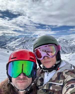 Julie R. Ølgaard Instagram - Selvom jeg er afsted med hele familien, er der dog INGEN tvivl om hvem det største legebarn er, når det kommer til ski ⛷️ Gustav har rejst hele verden rundt og boet i alt fra USA til Australien for at stå World Cup i pukkelpist, og i mange år var ski alt for ham. Selvom han han lagt det liv bag sig (og hans knæ har måtte betale prisen) så betyder ski stadig virkelig meget for ham 🫶🏻 Jeg elsker det! Han kan være så målrettet og fokuseret i hverdagen, og det er derfor en fest at se ham folde sig ud i sneen⛷️ Afterski er selvfølgelig ikke helt det samme med kiddos, men lige den del var nok os mest noget jeg gjorde mig i… 💃🏼🍻 @chokolade_muus #mogul #pukler #pukkelpist #ski