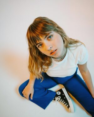 Julie du Page Instagram - Le single “Fake Friends” de @billiedupage est sorti (lien en bio et sur toutes les plateformes, allez écouter!) Gros coup de 🫶🏻

C’est à force de persévérance, de travail et de passion qu’on arrive à réaliser ses rêves. 
Bravo Billie, savoure chaque instant, tu le mérites…
On est si fiers de toi! ❤️ #mamabear