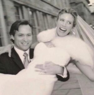 Julie du Page Instagram - 20 ans de mariage, noces de porcelaine wow! ❤️
J’ai convaincu mon mari de refaire les photos du 17 avril 2004 dans le Vieux Montréal.

À cette date, j’épousais Andrew pour le meilleur et pour le pire. Il y a eu beaucoup de “meilleur” et peu de “pire”.

Merci à notre Billie pour les photos. C’était symbolique qu’elle soit avec nous puisqu’il y a 20 ans, elle était bien au chaud dans mon bedon! 🩷

#20 #anniversary #love 📸 @magnoliaphoto