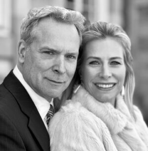 Julie du Page Instagram - 20 ans de mariage, noces de porcelaine wow! ❤️
J’ai convaincu mon mari de refaire les photos du 17 avril 2004 dans le Vieux Montréal.

À cette date, j’épousais Andrew pour le meilleur et pour le pire. Il y a eu beaucoup de “meilleur” et peu de “pire”.

Merci à notre Billie pour les photos. C’était symbolique qu’elle soit avec nous puisqu’il y a 20 ans, elle était bien au chaud dans mon bedon! 🩷

#20 #anniversary #love 📸 @magnoliaphoto