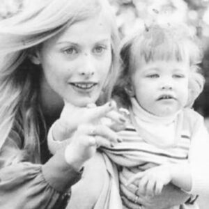 Julie du Page Instagram - Être maman, de loin la plus belle aventure de ma vie! Un rôle de composition à la fois enivrant et exigeant, qui ressemble parfois à une improvisation de style libre…
Bonne fête des mamans! Une douce pensée pour la mienne que j’aime tant ❤️ 📸 @dominic_gouin