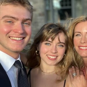 Julie du Page Instagram - Être maman, de loin la plus belle aventure de ma vie! Un rôle de composition à la fois enivrant et exigeant, qui ressemble parfois à une improvisation de style libre…
Bonne fête des mamans! Une douce pensée pour la mienne que j’aime tant ❤️ 📸 @dominic_gouin