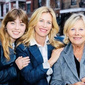 Julie du Page Instagram - Être maman, de loin la plus belle aventure de ma vie! Un rôle de composition à la fois enivrant et exigeant, qui ressemble parfois à une improvisation de style libre…
Bonne fête des mamans! Une douce pensée pour la mienne que j’aime tant ❤️ 📸 @dominic_gouin