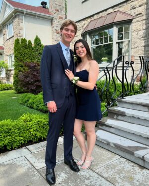 Julie du Page Instagram - La pluie a cessé, le bal peut commencer!
Je n’ai pas connu le bal de finissants de ma fille à cause de la pandémie. Je me rattrape avec celui de mon bébé! Bonne soirée A & A!

🤵🏼‍♂️ @sartorialto 
👞 @aldo_shoes 
@lesrelookeuses
