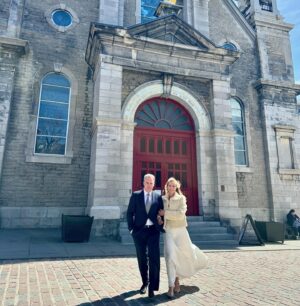 Julie du Page Instagram - 20 ans de mariage, noces de porcelaine wow! ❤️
J’ai convaincu mon mari de refaire les photos du 17 avril 2004 dans le Vieux Montréal.

À cette date, j’épousais Andrew pour le meilleur et pour le pire. Il y a eu beaucoup de “meilleur” et peu de “pire”.

Merci à notre Billie pour les photos. C’était symbolique qu’elle soit avec nous puisqu’il y a 20 ans, elle était bien au chaud dans mon bedon! 🩷

#20 #anniversary #love 📸 @magnoliaphoto